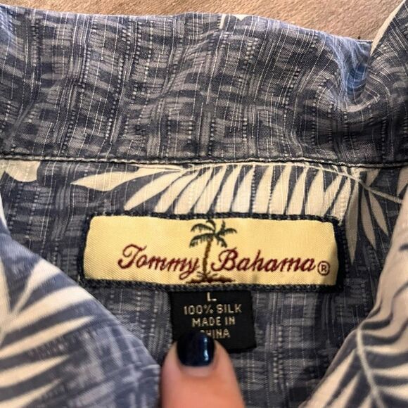 Tommy Bahama Leaf Pattern Buttonup Shirt Men Large Bin E-23 - Picture 3 of 4